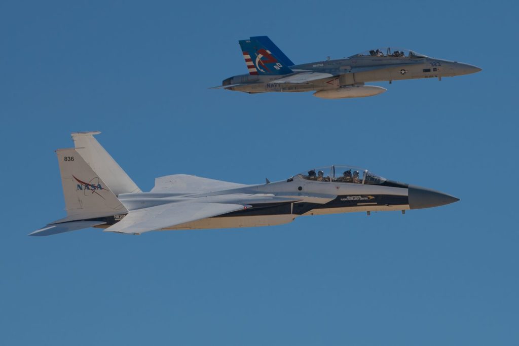 NASA F-15B et F/A-18D